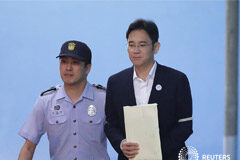 Condenan a vicepresidente de Samsung a cinco años de cárcel por soborno Por Joyce Lee y Yuna Park 2 MIN. DE LECTURA El millonario vicepresidente de Samsung Group, Jay Y. Lee, fue condenado el viernes a cinco años de cárcel por soborno tras un juicio de seis meses sobre un escándalo que llevó a la caída de la expresidenta de