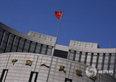 El Banco Central de China recortó el martes los tipos de interés y simultáneamente relajó los requerimientos de reserva por segunda vez en dos meses, elevando su apoyo a una economía tambaleante y un mercado de acciones en caída libre que ha sacudido al r