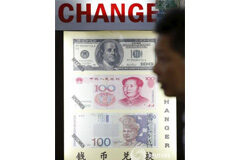 Yuan chino se debilita en medio de caída del mercado bursátil El yuan chino caía el martes contra el dólar, después de que el lunes cerrase en su menor nivel desde el 2011, golpeado por un nuevo desplome del mercado bursátil en China continental. En la imagen, un hombre pregunta sobre el tipo de cambio ante un poste