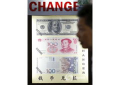 El yuan chino caía el martes contra el dólar, después de que el lunes cerrase en su menor nivel desde el 2011, golpeado por un nuevo desplome del mercado bursátil en China continental. En la imagen, un hombre pregunta sobre el tipo de cambio ante un poste