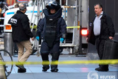 Obama y Hillary Clinton reciben supuestos paquetes bomba antes de elecciones EEUU Un miembro del escuadrón de explosivos de la policía de Nueva York, fuera del edificio de Time Warner en Manhattan. 24 de octubre de 2018.
