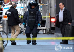 Un miembro del escuadrón de explosivos de la policía de Nueva York, fuera del edificio de Time Warner en Manhattan. 24 de octubre de 2018.