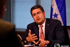 Presidente de Honduras lamenta los recortes de la ayuda enviada por EEUU y mira hacia oportunidades con China Noticias Principales 25 de septiembre de 2018 / 8:39 / hace 5 minutos Presidente de Honduras lamenta los recortes de la ayuda enviada por EEUU y mira hacia oportunidades con China Por Dave Graham 3 MIN. DE LECTURA NUEVA YORK (Reuters) - El presidente de
