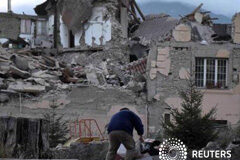 La cifra de muertos por el terremoto en Italia asciende a 267 El número de personas que ha muerto en el gran terremoto que sacudió el centro de Italya el miércoles ascendía a 267 el viernes y casi 400 heridos permanecían en hospitales, dijo el departamento de Proteción Civil. En la imagen, un hombre ayuda a una muje