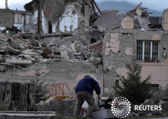 El número de personas que ha muerto en el gran terremoto que sacudió el centro de Italya el miércoles ascendía a 267 el viernes y casi 400 heridos permanecían en hospitales, dijo el departamento de Proteción Civil. En la imagen, un hombre ayuda a una muje