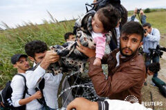 Hungría trata de reforzar su frontera ante la oleada de inmigrantes Hungría presentó el miércoles un plan para enviar al ejército, policía montada y perros a su frontera sur para hacer frente al número récord de inmigrantes que están entrando a la Unión Europea, muchos huyendo de la guerra en Siria. En la imagen, en inmig