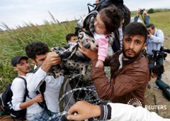 Hungría presentó el miércoles un plan para enviar al ejército, policía montada y perros a su frontera sur para hacer frente al número récord de inmigrantes que están entrando a la Unión Europea, muchos huyendo de la guerra en Siria. En la imagen, en inmig