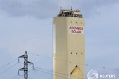 Tres bancos respaldan la ampliación de Abengoa, dos más están cerca de acuerdo Credit Agricole, HSBC y Santander han llegado a un acuerdo para asegurar la ampliación de capital por 650 millones de euros que tiene previsto realizar el grupo español de ingeniería Abengoa, según fuentes cercanas al proceso. En la imagen, una planta de