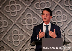 El ex primer ministro francés Manuel Valls anuncia que se presentará a la alcaldía de Barcelona durante un evento en Barcelona, 25 de septiembre de 2018.