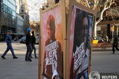 España mantiene el ritmo de crecimiento, pero el Banco de España advierte sobre Cataluña En la imagen, carteles de partidos proindependentistas en Barcelona, 22 de diciembre de 2017.