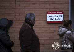 Redacción de Reuters 1 MIN. DE LECTURA La tasa de paro en España bajó entre abril y junio en 1,53 puntos porcentuales para situarse en el 17,22 por ciento, la cifra más baja desde el cuarto trimestre de 2008, dijo el jueves el Instituto Nacional de Esta