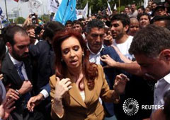 Un juez federal argentino procesó el martes a la ex presidenta Cristina Fernández y a varios de sus antiguos funcionarios por asociación ilícita y administración fraudulenta de obras públicas antes y durante su gestión, en el segundo procesamiento desde q