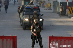 Una explosión en una agencia de noticias afgana causa al menos cuatro muertos En la imagen, fuerzas afganas de seguridad en un punto de control cerca del complejo de la agencia nacional de inteligencia en Kabul, Afganistán, el 25 de diciembre de 2017.