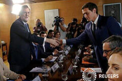 PP y Ciudadanos ratifican acuerdo para un difícil «reset» de la máquina política El Partido Popular y Ciudadanos ratificaron el domingo un esperado acuerdo de investidura por el que la formación naranja se compromete apoyar esta semana la reelección de Mariano Rajoy como presidente del gobierno para poner fin a ocho meses de mandato e