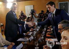 El Partido Popular y Ciudadanos ratificaron el domingo un esperado acuerdo de investidura por el que la formación naranja se compromete apoyar esta semana la reelección de Mariano Rajoy como presidente del gobierno para poner fin a ocho meses de mandato e