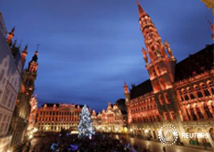 Dos personas fueron detenidas en Bélgica el domingo y el lunes, ambas sospechosos de planear un ataque en Bruselas en la víspera de Año Nuevo, dijeron fiscales federales el martes. En la imagen, un árbol de Navidad con luces en la Gran Plaza de Bruselas e