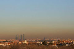 Madrid aplica por primera vez restricciones a la circulación por la contaminación Madrid impondrá por primera vez la restricción de la circulación de vehículos por los altos niveles de contaminación que sufre la capital de España, informó el ayuntamiento local el miércoles. Imagen tomada el miércoles de la contaminación en el centro de