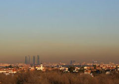 Madrid impondrá por primera vez la restricción de la circulación de vehículos por los altos niveles de contaminación que sufre la capital de España, informó el ayuntamiento local el miércoles. Imagen tomada el miércoles de la contaminación en el centro de