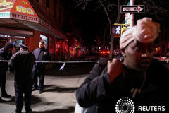 Un incendio deja 12 muertos en un edificio de apartamentos de Nueva York Oficiales del Departamento de Policía de Nueva York hacen guardia durante una evacuación después de un incendio en un edificio de apartamentos en el barrio del Bronx, Ciudad de Nueva York, Estados Unidos, 28 de diciembre del 2017