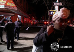 Oficiales del Departamento de Policía de Nueva York hacen guardia durante una evacuación después de un incendio en un edificio de apartamentos en el barrio del Bronx, Ciudad de Nueva York, Estados Unidos, 28 de diciembre del 2017
