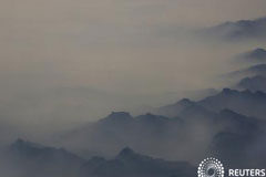 Beijing disfruta de un breve respiro aunque prevé que la nube de polución vuelva La espesa nube de contaminación que cubrió el norte de China el fin de semana se despejó ligeramente el lunes, por lo que se espera que los vuelos en Beijing vuelvan a la normalidad, pero era probable que se trate tan solo de un breve respiro antes de que