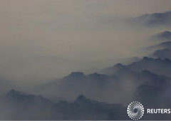 La espesa nube de contaminación que cubrió el norte de China el fin de semana se despejó ligeramente el lunes, por lo que se espera que los vuelos en Beijing vuelvan a la normalidad, pero era probable que se trate tan solo de un breve respiro antes de que