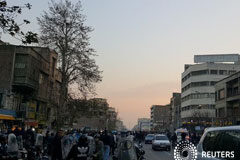 Protestas en Irán dejan al menos 11 muertos, entre ellos un policía Por Michael Georgy 4 MIN. DE LECTURA DUBÁI (Reuters) - Irán vivía el lunes su quinto día seguido de manifestaciones contra el gobierno, luego de que once personas, entre ellas un policía, murieran durante las mayores protestas que ve el país desde los d