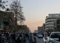 Por Michael Georgy 4 MIN. DE LECTURA DUBÁI (Reuters) - Irán vivía el lunes su quinto día seguido de manifestaciones contra el gobierno, luego de que once personas, entre ellas un policía, murieran durante las mayores protestas que ve el país desde los d