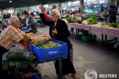El PIB creció un 3,2 por ciento en 2016 a economía española mantuvo en el periodo octubre-diciembre un fuerte ritmo de crecimiento apoyándose en el consumo interno y el turismo, aunque han aparecido riesgos para que se mantenga esta senda en los próximos meses por el aumento de la inflación en