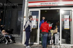 El paro en España sube en 21.679 personas en agosto Tras seis meses de descenso, el paro repuntó en agosto por la rescisión habitual de muchos contratos durante el periodo vacacional. En la imagen, varias personas en una oficina de empleo el 5 de mayo de 2015 en Madrid.