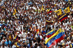 Opositores inundan Caracas y exigen fecha para un revocatorio contra Maduro Al menos un millón de venezolanos marcharon el jueves en la "toma de Caracas", la manifestación opositora más grande de la última década, para presionar por la realización de un referéndum revocatorio contra el presidente Nicolás Maduro. En la imagen, opo