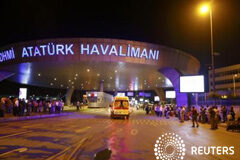 Un atentado suicida deja 36 muertos en el aeropuerto de Estambul Una ambulancia llegando al Aeropuerto Internacional Ataturk, en Estambul. 28 de junio de 2016. Dos explosiones estremecieron el martes al principal aeropuerto internacional de Estambul y los primeros reportes indicaron que había 10 muertos y unos 20 herid