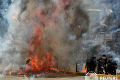 Protestas contra elección de asamblea constituyente en Venezuela dejan 10 muertos Por Fabián Andrés Cambero y Diego Oré 6 MIN. DE LECTURA Fuego en Caracas durante enfrentamientos entre fuerzas de seguridad y manifestantes opositores en la jornada en que se eligen los miembros de una Asamblea Constituyente. 30 de julio de 2017.