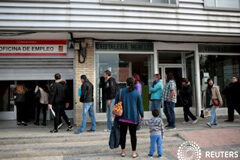 El paro cae en junio hasta su nivel más bajo desde 2009 El paro registrado en España descendió en junio por cuarto mes consecutivo y se aleja de esta forma del nivel de los cuatro millones de personas, según mostraron el lunes los datos del Ministerio de Empleo, que dijo que se trata del número más bajo de des