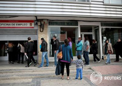 El paro registrado en España descendió en junio por cuarto mes consecutivo y se aleja de esta forma del nivel de los cuatro millones de personas, según mostraron el lunes los datos del Ministerio de Empleo, que dijo que se trata del número más bajo de des El paro registrado en España descendió en junio por cuarto mes consecutivo y se aleja de esta forma del nivel de los cuatro millones de personas, según mostraron el lunes los datos del Ministerio de Empleo, que dijo que se trata del número más bajo de des