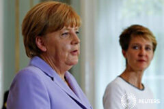 Merkel dice que unos pocos países no pueden soportar la carga de refugiados La canciller alemana, Angela Merkel, dijo durante una visita a Suiza que se debe repartir de forma más justa en Europa la carga de acoger a cientos de miles de refugiados que huyen de conflictos en Siria y otros lugares. En la imagen, Merkel (I) habla jun