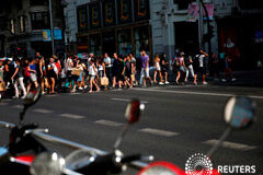 El paro sufre fuerte repunte en agosto y la Seguridad Social pierde más de 200.000 afiliados En la imagen de archivo, gente pasea por Gran Vía en Madrid, España, 27 de julio de 2016.