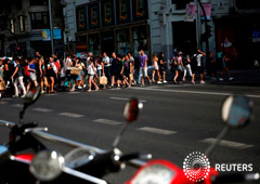 En la imagen de archivo, gente pasea por Gran Vía en Madrid, España, 27 de julio de 2016.