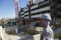 La venta de viviendas repunta un 9,6% interanual en enero La compraventa de viviendas subió un 9,6 por ciento en datos interanuales en enero, según la estadística de transmisión de derechos de la propiedad del INE, con un alza intermensual del 28,5 por ciento. En la imagen, un trabajador en una zona en construcc