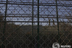 Desarticulada una célula yihadista en Melilla y Marruecos que planeaba ataques «de envergadura» Redacción de Reuters 2 MIN. DE LECTURA En esta imagen de archivo del 12 de diciembre de 2014, soldados marroquíes caminan por el lado marroquí de la frontera con Melilla. REUTERS/Juan Medina