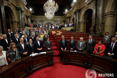 El Constitucional paraliza el referéndum de independencia de Cataluña Redacción de Reuters 5 MIN. DE LECTURA El Tribunal Constitucional paralizó el jueves la ley y convocatoria del referéndum de independencia de Cataluña, advirtiendo a autoridades regionales y municipales de que no participen en la consulta. En la imagen,