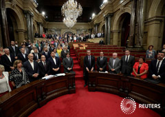 Redacción de Reuters 5 MIN. DE LECTURA El Tribunal Constitucional paralizó el jueves la ley y convocatoria del referéndum de independencia de Cataluña, advirtiendo a autoridades regionales y municipales de que no participen en la consulta. En la imagen,