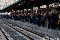 Los sindicatos franceses convocan nuevas protestas contra la reforma de las pensiones Los viajeros caminan en un andén de la estación de tren Gare de l'Est durante una huelga de todos los sindicatos de trabajadores franceses de la SNCF y de la red de transporte de París (RATP) en París como parte de un segundo día de huelga nacional y de p
