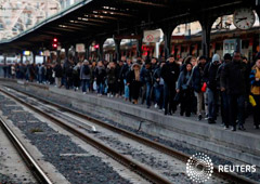Los viajeros caminan en un andén de la estación de tren Gare de l'Est durante una huelga de todos los sindicatos de trabajadores franceses de la SNCF y de la red de transporte de París (RATP) en París como parte de un segundo día de huelga nacional y de p