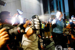 Hong Kong no cede con la ley de extradición pese a las multitudinarias protestas Noticias Principales 10 de junio de 2019 / 10:58 / hace 13 minutos Hong Kong no cede con la ley de extradición pese a las multitudinarias protestas Por James Pomfret y Farah Master 4 MIN. DE LECTURA HONG KONG (Reuters) - La líder de Hong Kong, Carrie La