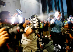 Noticias Principales 10 de junio de 2019 / 10:58 / hace 13 minutos Hong Kong no cede con la ley de extradición pese a las multitudinarias protestas Por James Pomfret y Farah Master 4 MIN. DE LECTURA HONG KONG (Reuters) - La líder de Hong Kong, Carrie La