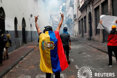 Las protestas paralizan Ecuador pero los manifestantes y el Gobierno abren diálogo Un manifestante envuelto en una bandera ecuatoriana gesticula durante una protesta contra las medidas de austeridad tomadas por el presidente de Ecuador, Lenín Moreno, en Quito, Ecuador, 9 de octubre, 2019.
