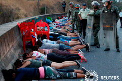 Se prolonga el apagón en Venezuela y el Gobierno suspende las clases y la jornada laboral Detenidos por saqueo yacen en el piso durante un apagón, en Caracas. 10 de marzo de 2019.