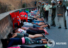 Detenidos por saqueo yacen en el piso durante un apagón, en Caracas. 10 de marzo de 2019.