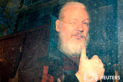 Arrestan y acusan a Assange tras siete años de soledad en la embajada Ecuador Noticias Principales 12 de abril de 2019 / 8:33 / hace 2 horas Arrestan y acusan a Assange tras siete años de soledad en la embajada Ecuador Por Guy Faulconbridge, Kate Holton y Costas Pitas 6 MIN. DE LECTURA LONDRES (Reuters) - La policía británica se